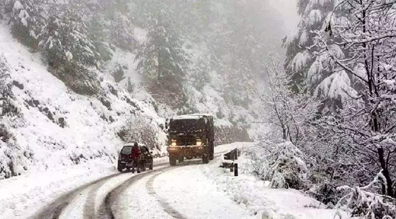 प्रदेश के जनजातीय इलाकों में बर्फबारी से थम गई जिंदगी, 80 फीसदी सडक़ें बंद