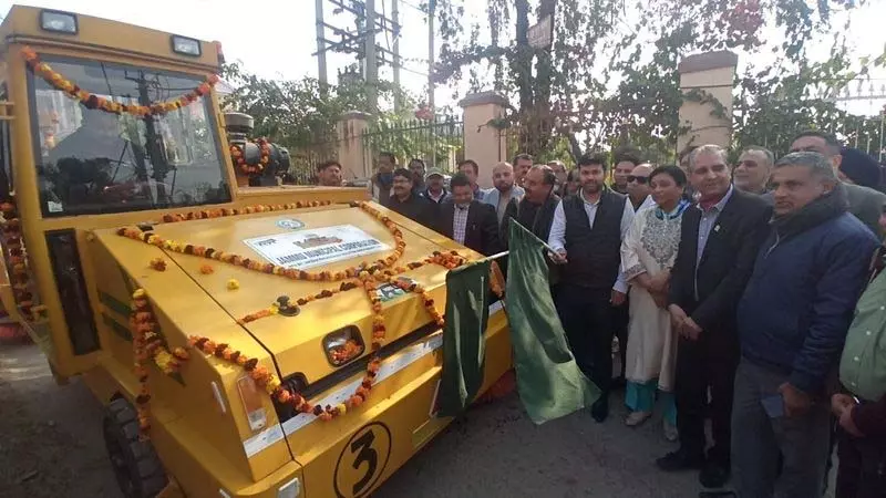 JMC ने चन्नी हिम्मत में सड़क सफाई मशीनें तैनात की JMC ने चन्नी हिम्मत में सड़क सफाई मशीनें तैनात की