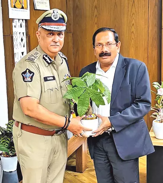 सचिव के. विजयानंद ने सचिवालय में DGP हरीश कुमार गुप्ता से मुलाकात की