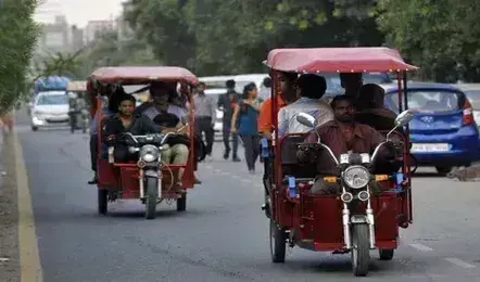 Mirzapur: सड़क पर ई-रिक्शा की टक्कर से किशोरी घायल हुई Mirzapur: सड़क पर ई-रिक्शा की टक्कर से किशोरी घायल हुई