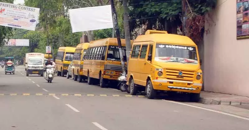 Traffic police चालान काटते समय स्कूल और ड्राइवर का विवरण बताएगी