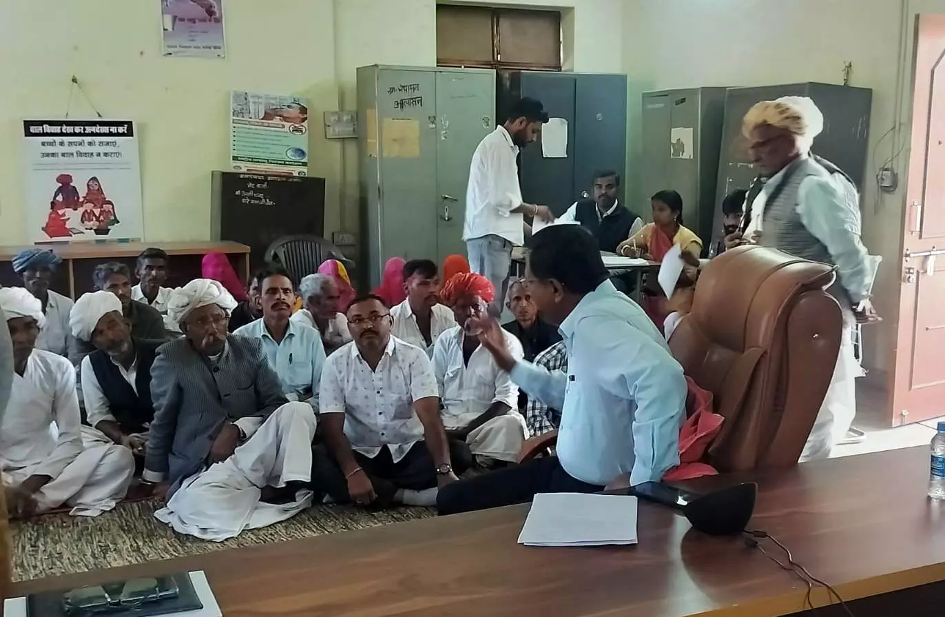 Jalore : जिला कलेक्टर ने आलासन में जनसुनवाई Jalore : जिला कलेक्टर ने आलासन में जनसुनवाई