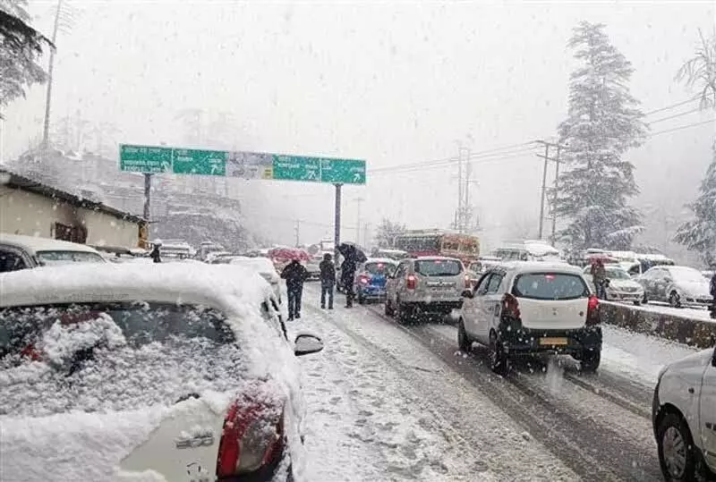 Himachal: बर्फबारी के बाद 275 सड़कें यातायात के लिए बंद