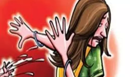 UP Crime: दबंग ने घर में घुसकर महिला के चेहरे पर फेंका केमिकल