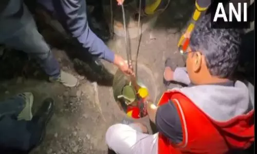 Surat में दो वर्षीय बच्चा मैनहोल में गिरा, बचाव अभियान जारी