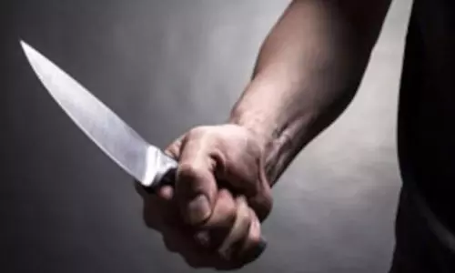 तालाब किनारे चाकूबाजी, एक के बाद एक तीन नकाबपोशों ने मारे चाकू