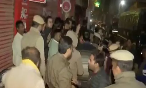 AAP-BJP कार्यकर्ताओं के बीच हाथापाई, दोनों पार्टियों ने एक-दूसरे पर हमले का आरोप लगाया AAP-BJP कार्यकर्ताओं के बीच हाथापाई, दोनों पार्टियों ने एक-दूसरे पर हमले का आरोप लगाया