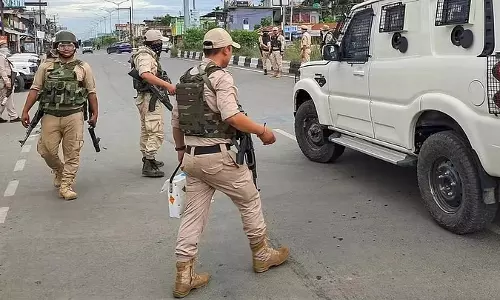 J&K: बारामूला में हथियारों और गोला-बारूद का जखीरा बरामद J&K: बारामूला में हथियारों और गोला-बारूद का जखीरा बरामद