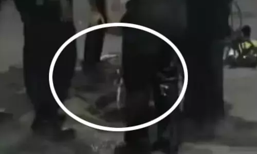 हे भगवान! मां के साथ आइसक्रीम लेने निकला, बच्चा गटर में गिरा, अता-पता नहीं