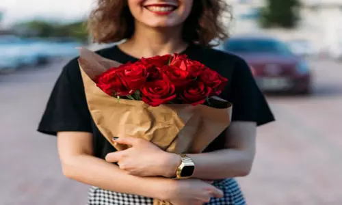 Rose Day पर अपने पार्टनर को दें ये गिफ्ट