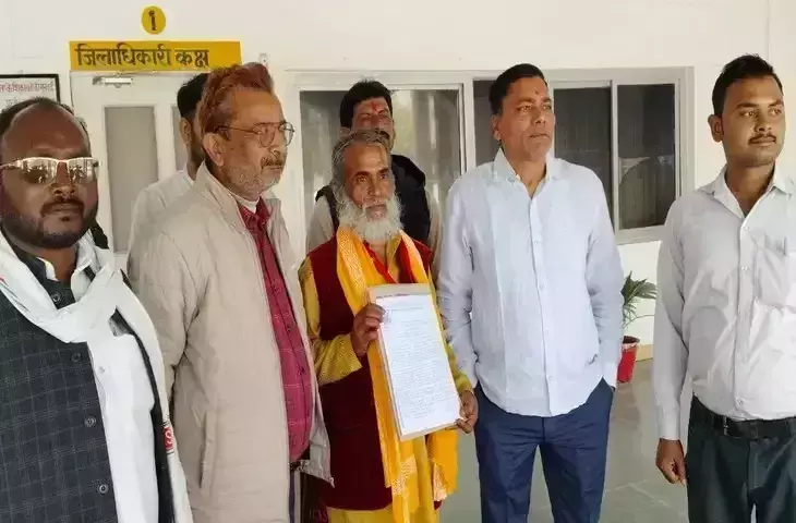 Sonbhadra: मंदिर परिसर में अवैध रूप से दुकानें लगाने और धन उगाही का आरोप Sonbhadra: मंदिर परिसर में अवैध रूप से दुकानें लगाने और धन उगाही का आरोप