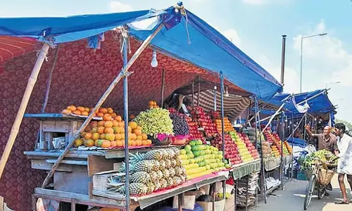 Tamil Nadu: स्ट्रीट वेंडर्स ने नगर निगम से जब्त किए गए ठेले वापस करने को कहा