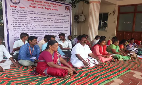 Tamil Nadu: राजस्व ग्राम सहायकों ने निश्चित मासिक वेतन की मांग को लेकर किया प्रदर्शन