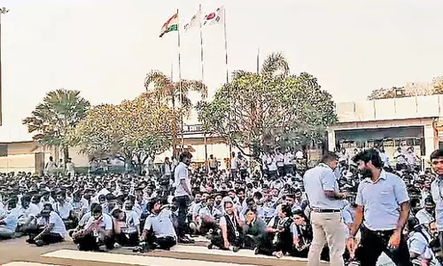 Tamil Nadu: तीन यूनियन नेताओं के निलंबन के खिलाफ सैमसंग कर्मचारियों की हड़ताल