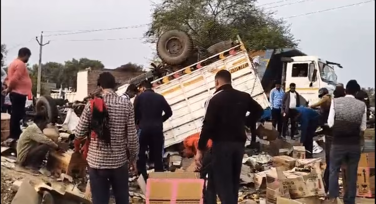 Agra: अछनेरा में शराब से भरी एक गाड़ी पलटी Agra: अछनेरा में शराब से भरी एक गाड़ी पलटी