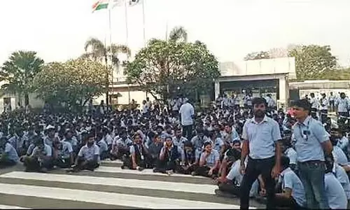 Tamil Nadu: सैमसंग कर्मचारियों का धरना दूसरे दिन भी जारी Tamil Nadu: सैमसंग कर्मचारियों का धरना दूसरे दिन भी जारी