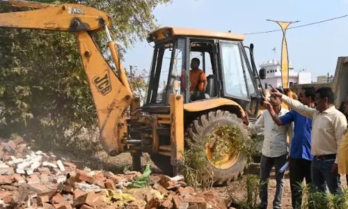 तालाब पर अवैध अतिक्रमण करने वालों पर बड़ी कार्यवाही, बुलडोजर चला
