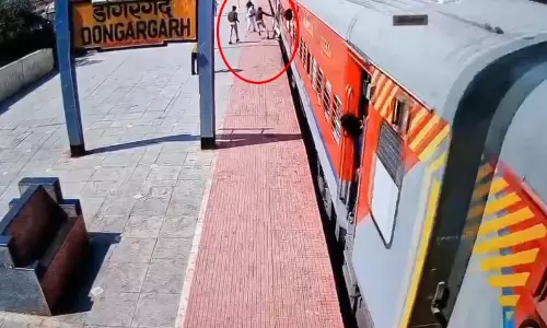 ट्रेन के गेट में घसीटा रहा था यात्री, देवदूत बना RPF जवान