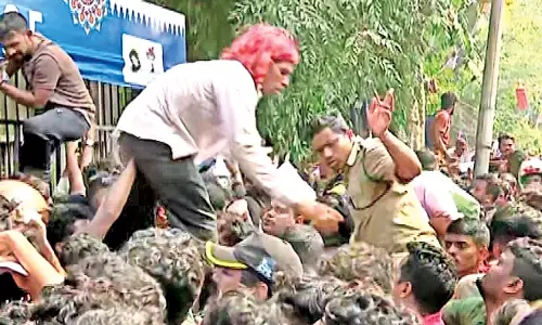 Odisha: प्रशंसकों की भगदड़ से स्टेडियम में तनाव पैदा हो गया