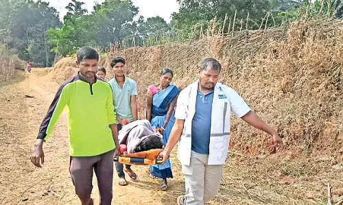 Odisha: गांव में सड़क न होने के कारण गर्भवती महिला ने रास्ते में ही बच्चे को जन्म दे दिया