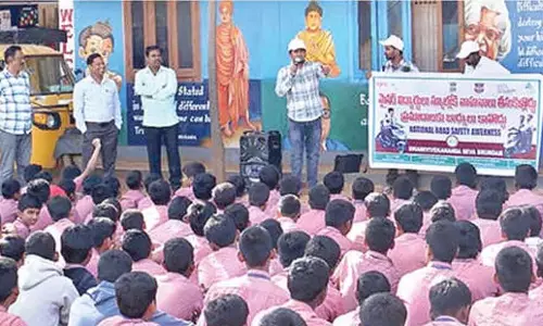 Telangana: सीआई ने नाबालिगों को वाहन चलाने के प्रति आगाह किया