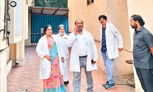 Andhra: केजीएच में ऑक्सीजन की आपूर्ति बाधित करने पर 3 लोग गिरफ्तार Andhra: केजीएच में ऑक्सीजन की आपूर्ति बाधित करने पर 3 लोग गिरफ्तार