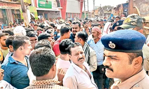 Odisha: बिजली विभाग कार्यालय का घेराव कर विरोध प्रदर्शन किया