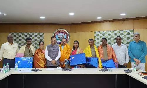 TGSRTC ने मानवीय कार्यों के लिए कर्मचारियों को सम्मानित किया