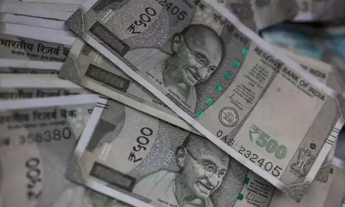 Telangana: ठेका कर्मचारियों ने वेतन न मिलने पर विरोध जताया