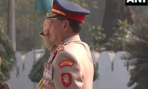 भूटान सेना के लेफ्टिनेंट जनरल बटू शेरिंग ने Kolkata में विजय स्मारक पर पुष्पांजलि अर्पित की भूटान सेना के लेफ्टिनेंट जनरल बटू शेरिंग ने Kolkata में विजय स्मारक पर पुष्पांजलि अर्पित की