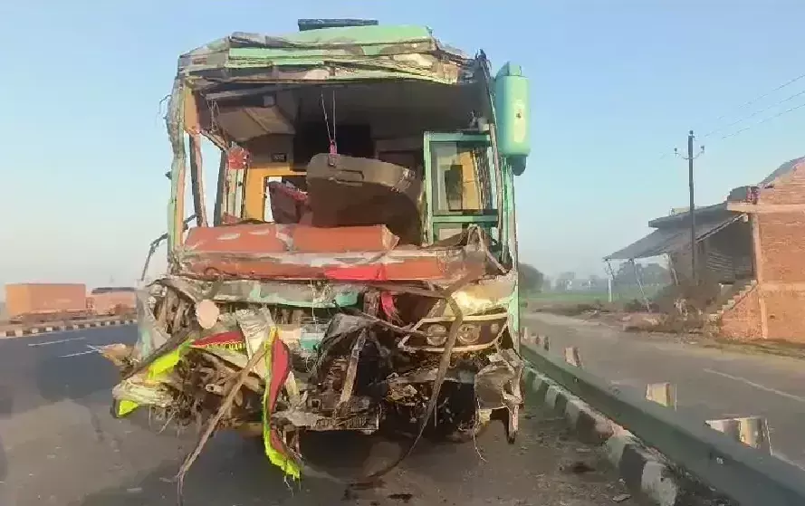 Etawah : श्रद्धालु से भरी बस की ट्रक से हुई टक्कर, 40 लोग घायल Etawah : श्रद्धालु से भरी बस की ट्रक से हुई टक्कर, 40 लोग घायल