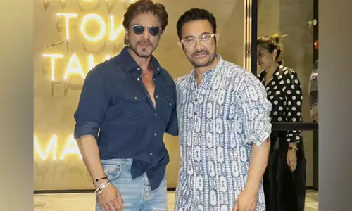 Shahrukh Khan -Aamir Khan ने लवयापा की स्क्रीनिंग के दौरान एक-दूसरे को गले लगाया