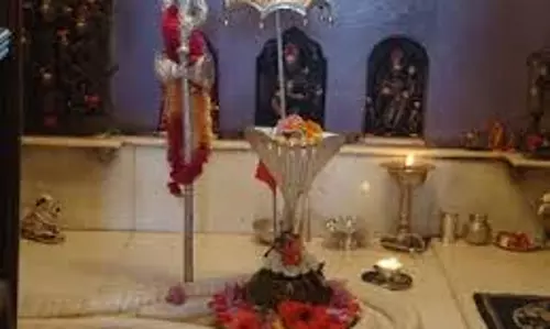 धर्म: शिव मंदिर में शिवलिंग के सामने तीन बार ताली क्यों बजाई जाती है
