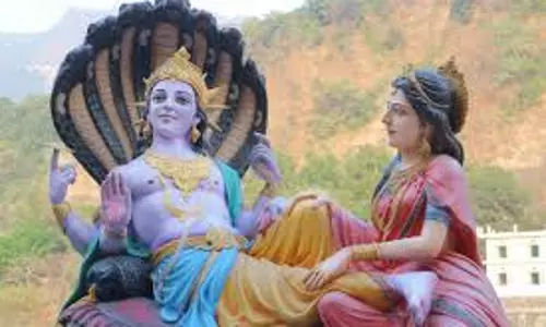 Vishnu Aarti: गुरुवार के दिन पूजा में पढ़ें ये आरती, माँ लक्ष्मी  की होगी कृपा