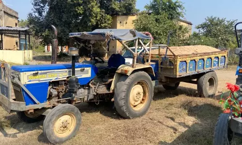 Palamu: अवैध खनन के खिलाफ बड़ी कार्रवाई, बालू लदे आठ ट्रैक्टर जब्त