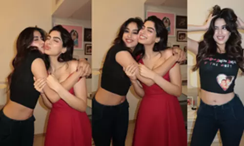 Janhvi Kapoor ने खुशी से उनके चेहरे वाली टी-शर्ट पहनने को कहा Janhvi Kapoor ने खुशी से उनके चेहरे वाली टी-शर्ट पहनने को कहा