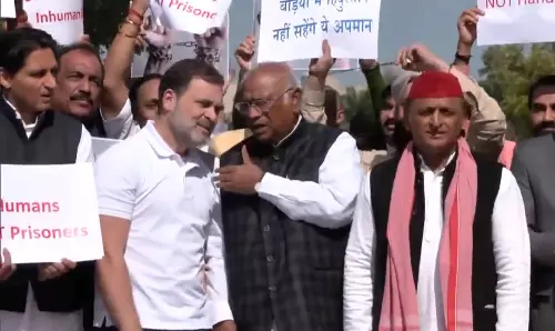 जब विपक्षी नेताओं ने हथकड़ियां पहनकर किया प्रदर्शन, मोदी सरकार पर भड़के जब विपक्षी नेताओं ने हथकड़ियां पहनकर किया प्रदर्शन, मोदी सरकार पर भड़के