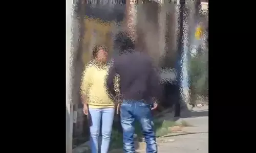 सरेराह युवती से छेड़छाड़, पुलिस ने आरोपी को किया गिरफ्तार, लंगड़ाते हुए जीप से उतरता दिखा