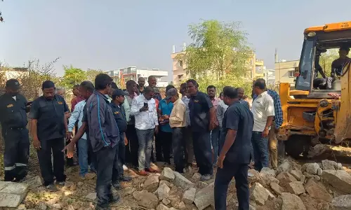 HYDRAA ने सड़कों को अवरुद्ध करने वाली अवैध दीवारों को हटाया HYDRAA ने सड़कों को अवरुद्ध करने वाली अवैध दीवारों को हटाया
