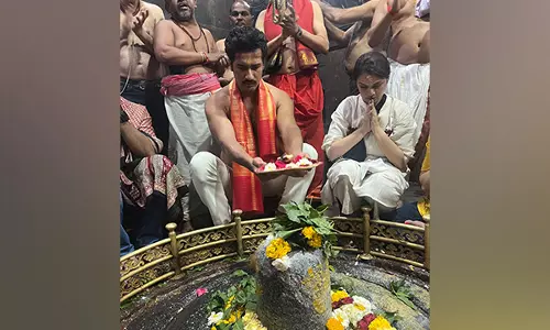 Vicky Kaushal ने औरंगाबाद के ग्रिशनेश्वर मंदिर में पूजा-अर्चना की