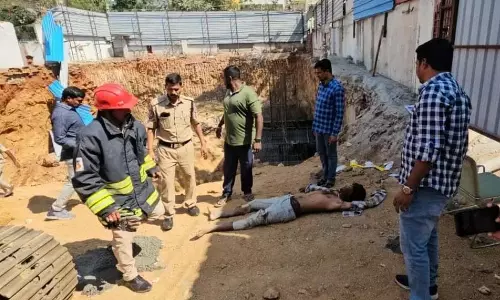 LB नगर में मिट्टी ढहने से 3 मजदूर जिंदा दफन हो गए LB नगर में मिट्टी ढहने से 3 मजदूर जिंदा दफन हो गए