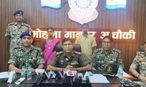 पत्नी के साथ थाने पहुंचा नक्सली कमांडर, डाला हथियार