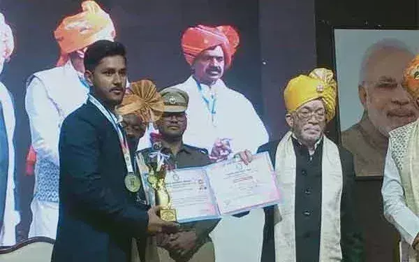 Ranchi: खेल के क्षेत्र में उत्कृष्ट प्रदर्शन करने वाले खिलाड़ियों को राज्यपाल ने किया सम्मानित Ranchi: खेल के क्षेत्र में उत्कृष्ट प्रदर्शन करने वाले खिलाड़ियों को राज्यपाल ने किया सम्मानित