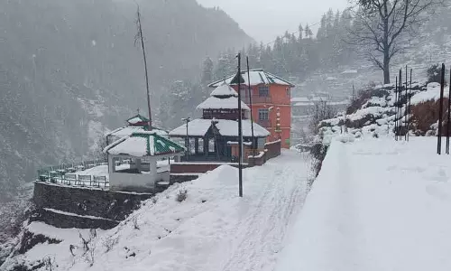 Himachal: भारी बर्फबारी और बारिश से किसानों को राहत, 71 सड़कें अवरुद्ध Himachal: भारी बर्फबारी और बारिश से किसानों को राहत, 71 सड़कें अवरुद्ध