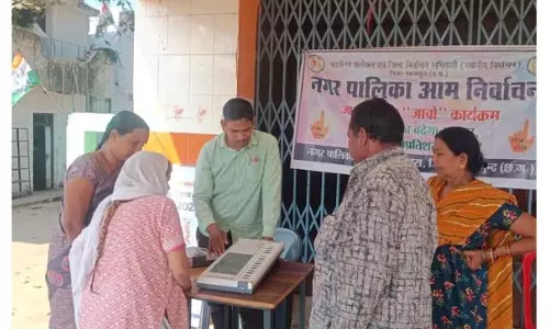 जाबो कार्यक्रम के तहत वोटरों को नई ईवीएम से दी गई मतदान प्रक्रिया की जानकारी जाबो कार्यक्रम के तहत वोटरों को नई ईवीएम से दी गई मतदान प्रक्रिया की जानकारी
