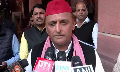 Akhilesh ने भारतीय नागरिकों को वापस भेजने को लेकर केंद्र पर साधा निशाना
