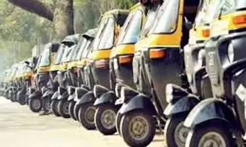 Assam : डिब्रूगढ़ में ऑटोरिक्शा संचालकों ने अवैध तिपहिया वाहनों के खिलाफ प्रदर्शन किया Assam : डिब्रूगढ़ में ऑटोरिक्शा संचालकों ने अवैध तिपहिया वाहनों के खिलाफ प्रदर्शन किया