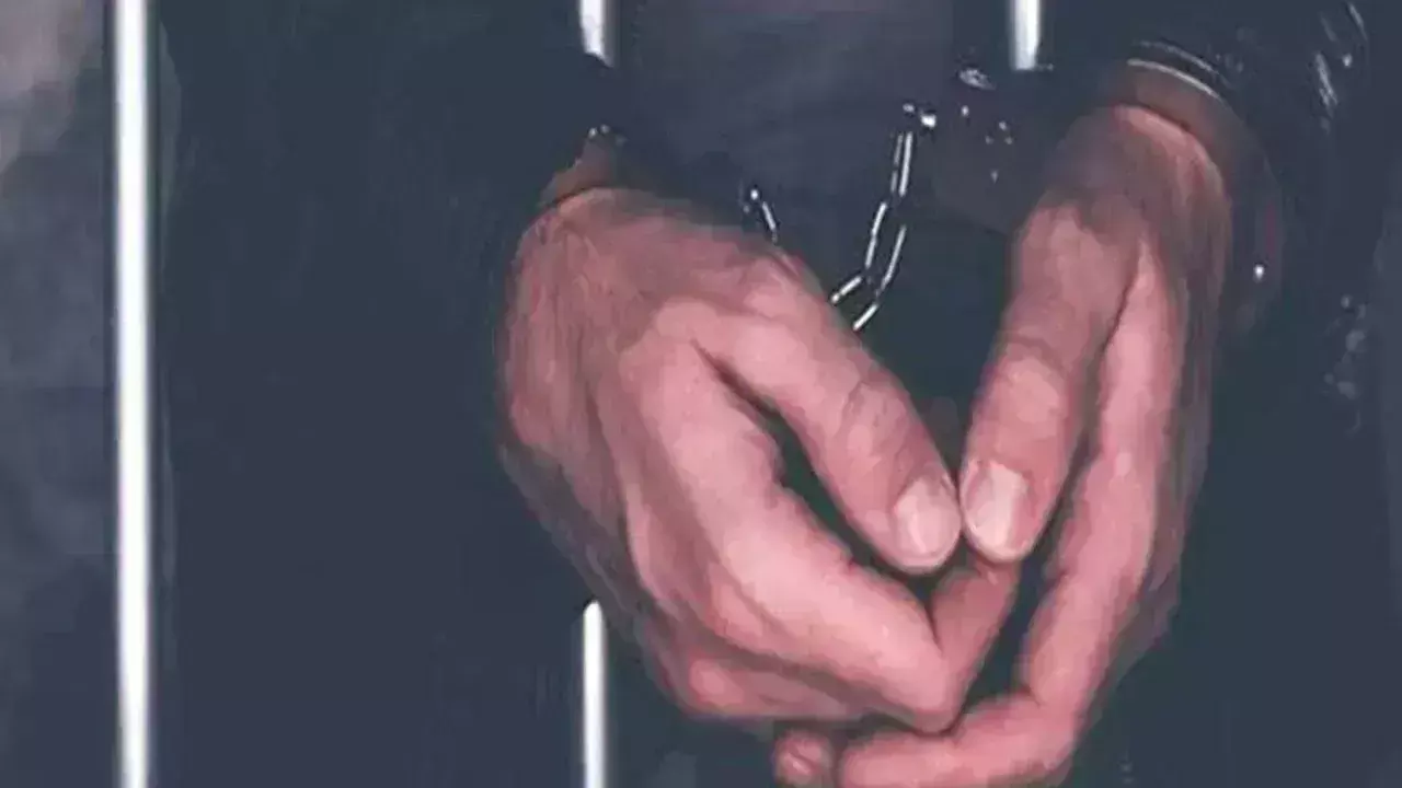 Deoband: पुलिस ने दहेज उत्पीड़न के मामले में वांछित आरोपी को गिरफ्तार किया Deoband: पुलिस ने दहेज उत्पीड़न के मामले में वांछित आरोपी को गिरफ्तार किया
