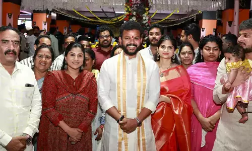 Andhra: केंद्रीय मंत्री से मिलने अरसावल्ली मंदिर पहुंची गायिका मंगली Andhra: केंद्रीय मंत्री से मिलने अरसावल्ली मंदिर पहुंची गायिका मंगली