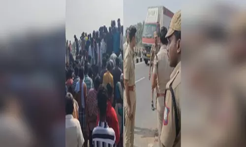 ट्रक को ओवरटेक कर रही बस पलटी, दो छात्रों की मौत 21 घायल, देखें मंजर ट्रक को ओवरटेक कर रही बस पलटी, दो छात्रों की मौत 21 घायल, देखें मंजर